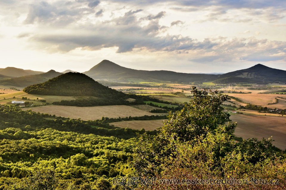Boreč v popředí vlevo, v pravo Milešovka a Kletečná
